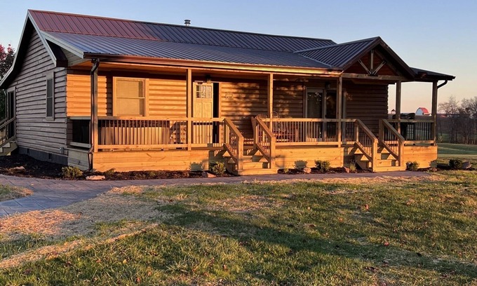 Carbon Hill Cabina | Serenity Gardens located in the Rolling Hills of Appalachia Ohio