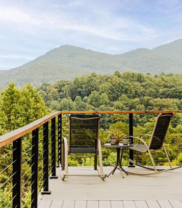 Young Harris Casa | Serenity Now 4br Fall Retreat Deck Fireplace