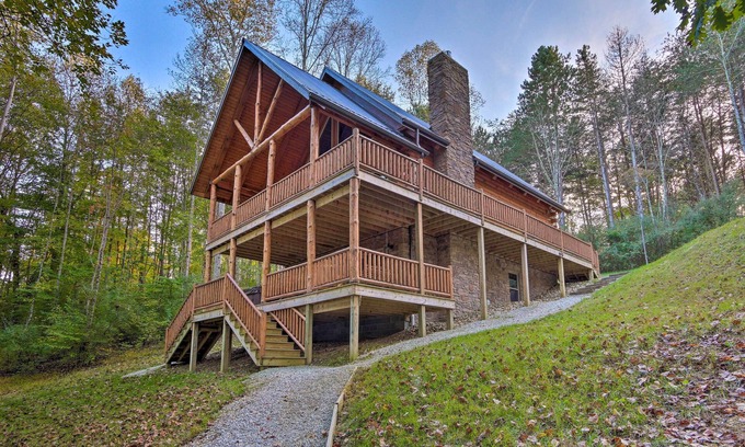 Logan Cabina | 'Serenity Now' Cabin w/ Fire Pit + Game Room!