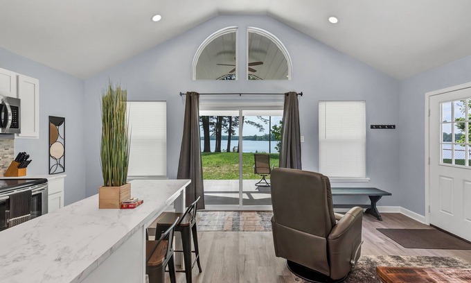 Morrilton Casa | Serenity Now! Modern lakeside cottage