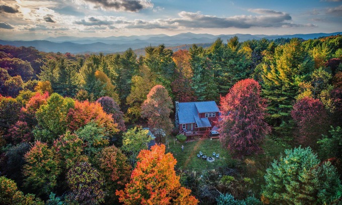 Fleetwood Casa | Serenity Now - Peaceful setting, mountain views, game room & pet friendly!