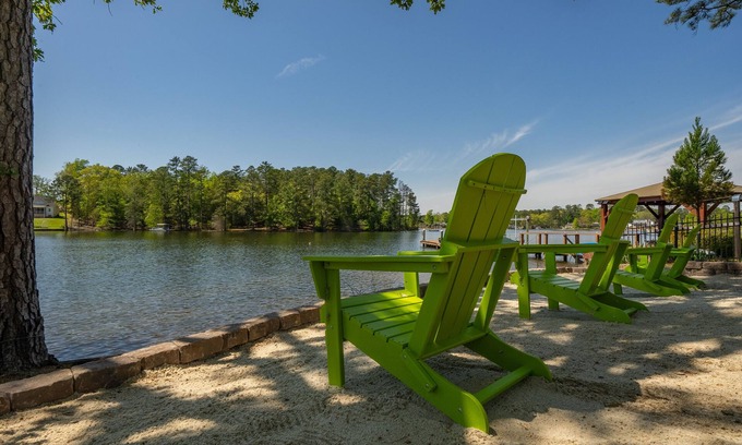 Chapin Casa | SERENITY NOW/ Sunsets / Beach / Water On 3 Sides/ Firepit/ dock/ boat ramp/Wi-Fi