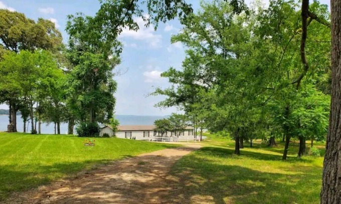 Dogwood Cabina | Serenity on the Lake. Full Private Acre. Sleeps 10