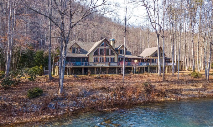 Lewisburg Cabina | 'Serenity on the River' Luxe Lewisburg Cabin!