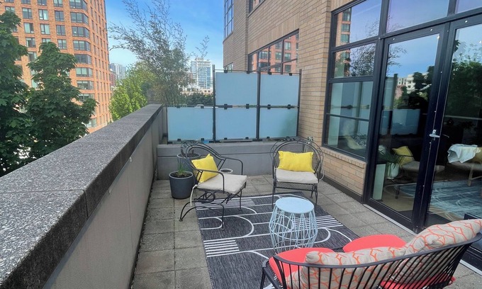 Pearl District Condominio | Serenity Pearl: West-Facing private terrace, garden, Roomba, Roku TV, parking