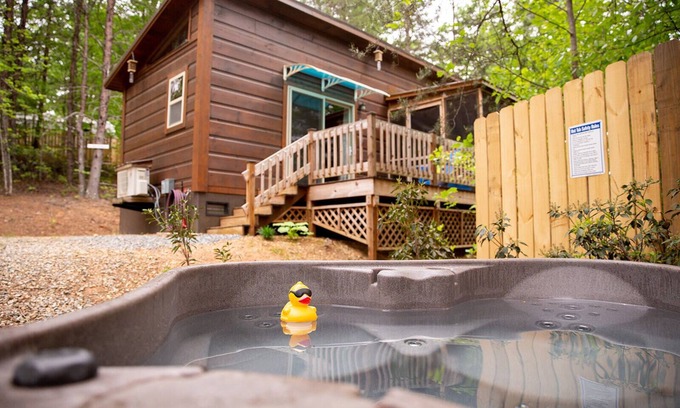 Mill Spring Cabina | Serenity Ridge Cabin A: Couple's Getaway + Hot Tub