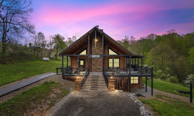 New Plymouth Casa | Serenity Ridge: Scenic Luxury Log Estate Getaway