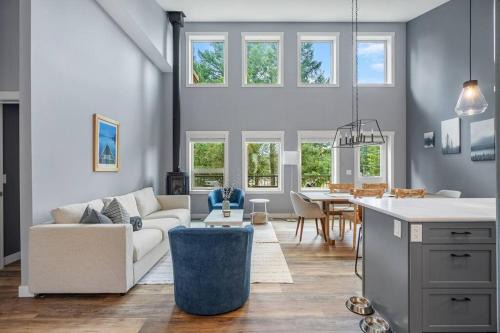 East Kootenay Casa | Serenity Shores, Mins to Lake, King Bed, 10 Guests