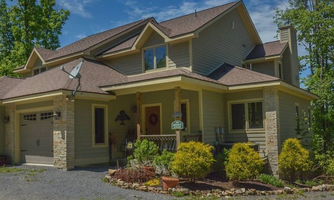Thayerville Casa | Serenity Summit: Centrally located townhome with hot tub