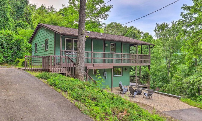 Apple Creek Acres Casa | Serenity Waynesville Home with Deck and Fire Pit!