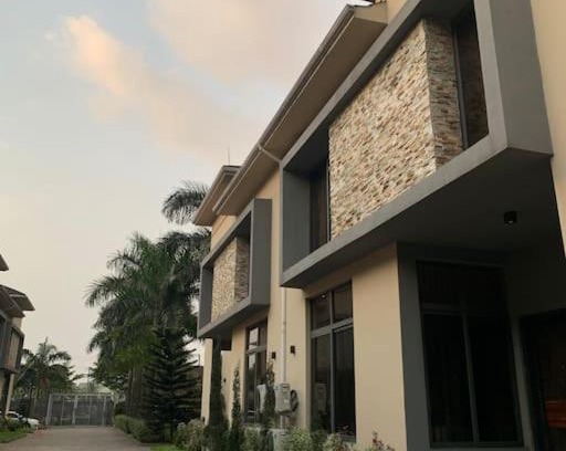 Port Harcourt Apartamento | Serviced 3 Bedroom Rental with Pool and Gym