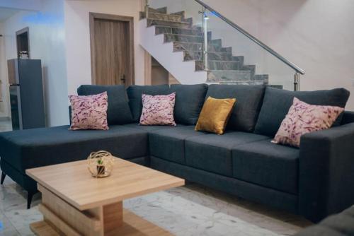 Ibadan Apartamento | Serviced 3Bed Duplex in Oba Akinyele Street, off Rotimi Williams, Bodija