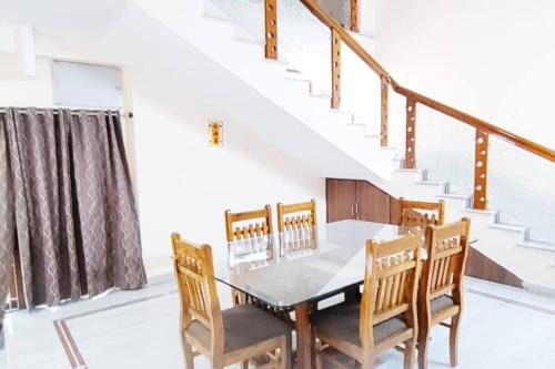 Kukatpalli Apartamento | Servostay Kukatpally Spacious 5 BHK Duplex in Vivekananda Nagar with Parking