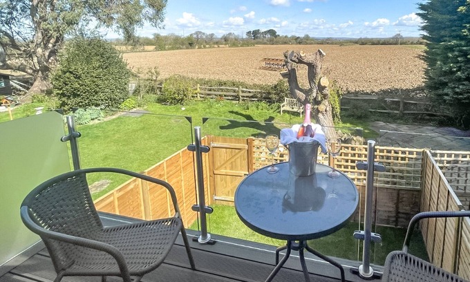Felpham Cabaña | Set in a tranquil location with a balcony overlooking the fields and countryside.
