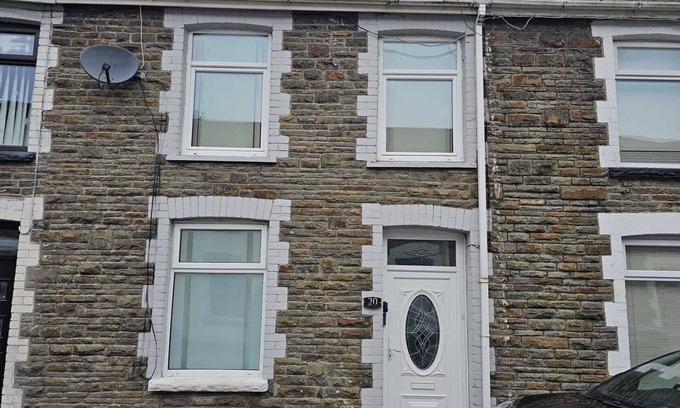 Port Talbot Casa | Set in Afan Forest Park, this cosy 2-bed retreat is a Guest Favourite for riders, hikers and dog-owners. Light the log burner, Wash your bikes store in the secure shed, and wake up to trails on the doorstep. Pet-friendly, parking included, fast WiF.