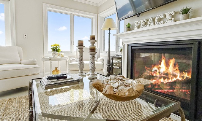 Milford Condominio | Setting Sun Waterfront Retreat on Hillside