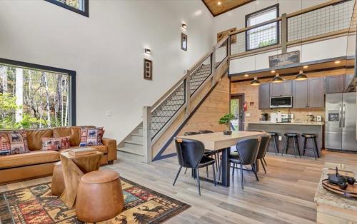 Gatlinburg - Pigeon Forge Casa | Seven Bears in the Woods -Modern-Luxury-Cabin-Hot Tub-Game Room