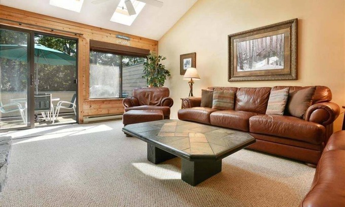 Seven Springs Condominio | Seven Springs 2 Bedrooms Premium Condo, fireplace and a view by RedAwning