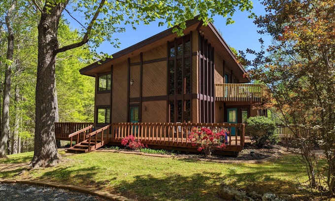 Andersonville Chalet De Esquí | Seven Springs, a cozy getaway sitting on 500 acres