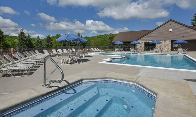 Seven Springs Condominio | Seven Springs Sunridge 2 Bedroom Standard Condo - Ski In/Out, Pet Friendly! 2 Condo by RedAwning