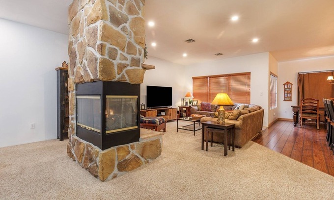 Seven Springs Condominio | Seven Springs Woodridge 4 Bedroom Premium Condo, Deck with Mountain Views by RedAwning