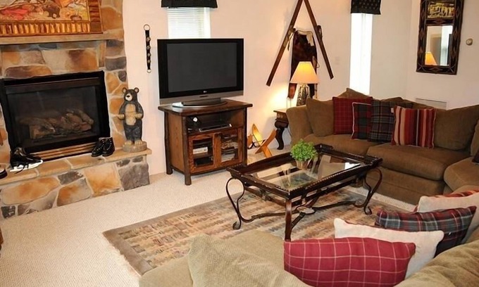Seven Springs Condominio | Seven Springs Woodridge 4 Bedroom Premium Condo, Sleeps 10, Deck with Mountain Views by RedAwning