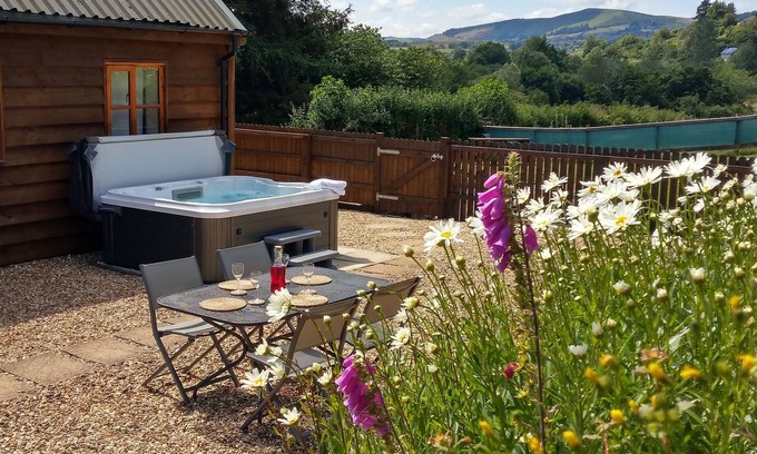 Llandrindod Wells Casa | Seven Stars- hot tub with views