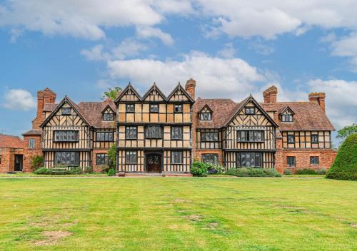 Severn Stoke Casa | Severn End - 15th Century Manor House!