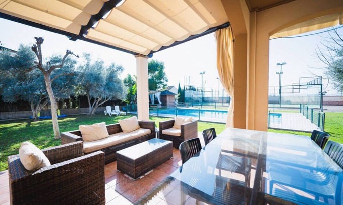Montequinto Chalet De Esquí | Precioso chalet de lujo en Sevilla, pista de padel ideal para familias y amigos.