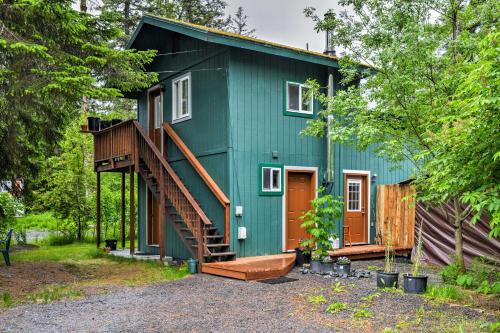 Seward Apartamento | Seward Studio with Deck, Outdoor Dining and Mtn Views!