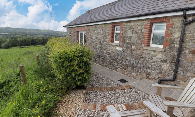 Golden Grove Casa | SEWIN COTTAGE, pet friendly, character holiday cottage in Llandeilo