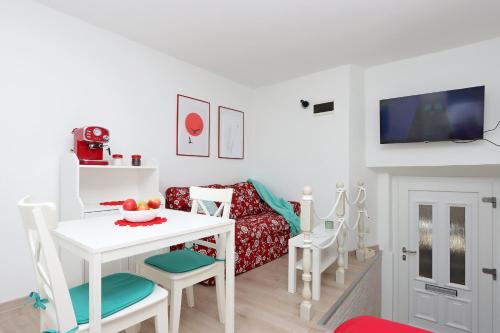 Bakar Apartamento | Sha La La - Charming, unique studio in a historic building next to a castle, WIFI, smart TV, washer-dryer