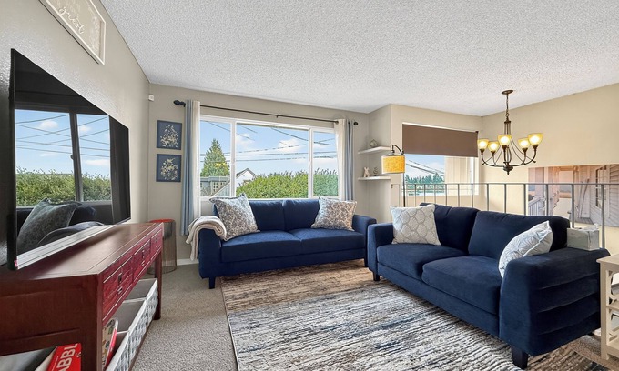 Silver Lake Casa | Shabby Chic 3BR Lake Retreat – Walk to Park, Shops, & More