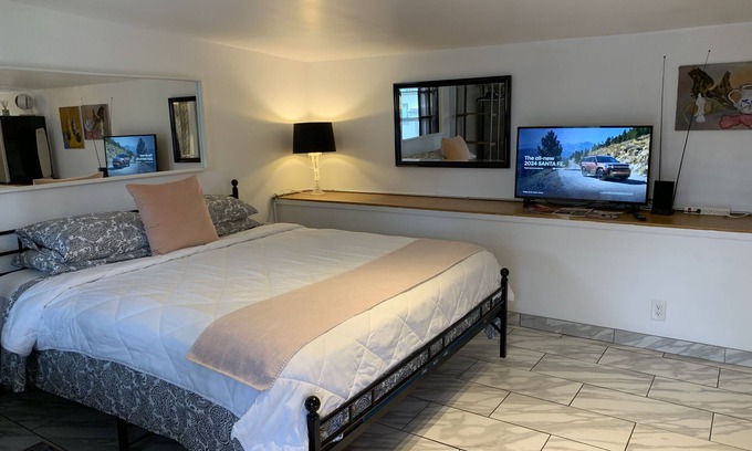Alhambra Casa | Shabby Chic Guest House LA Hills 2