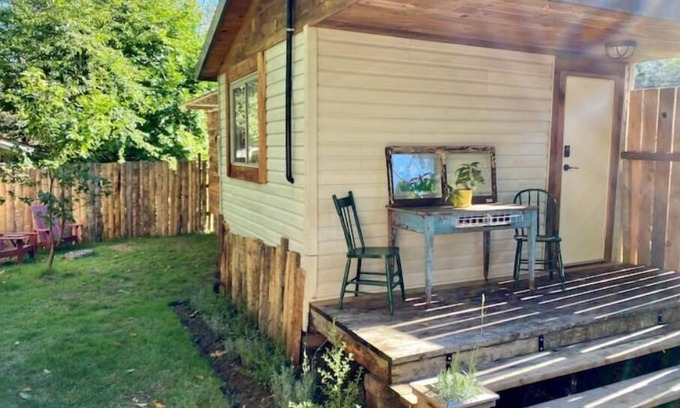 Stillwater Cabina | Shabby-chic Rustic-industrial shipping container fully equiped tiny home