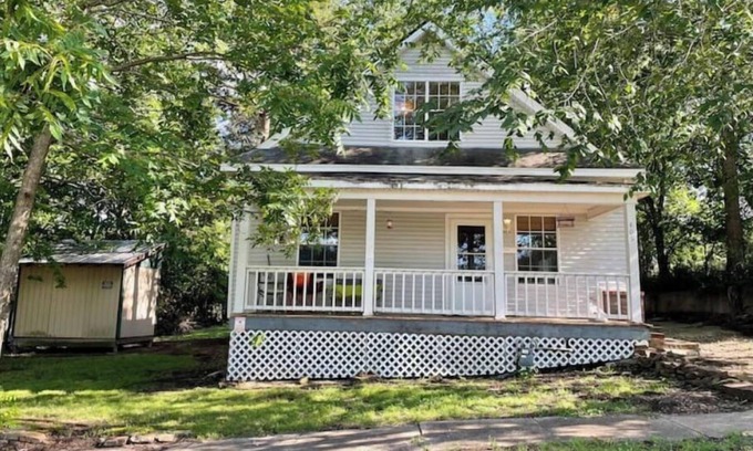 Henryetta Casa | Shaded historic home, family and pet friendly