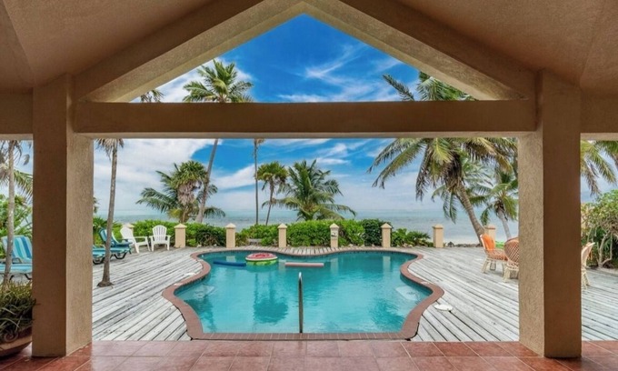 San Pedro Casa | Shades of Blue - Private Beach Paradise