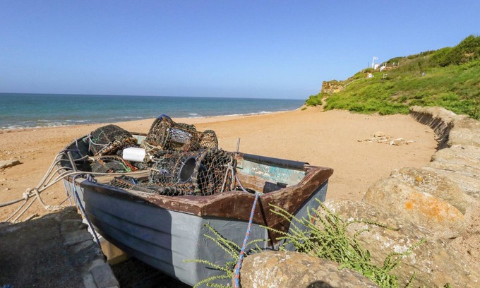 Burton Bradstock Casa | SHADRACK DAIRY FARM, pet friendly, with open fire in Burton Bradstock