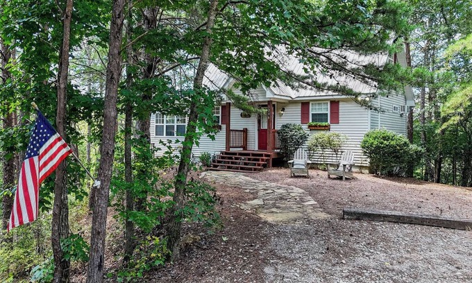 Sylacauga Cabaña | Shady Creek Cabin on Lay Lake @ Peckerwood Creek!
