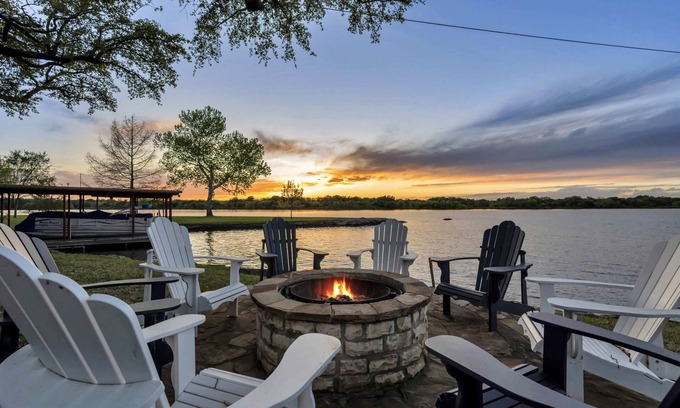 Kingsland Casa | Shady Grove: Lakefront house, huge yard, & kayaks