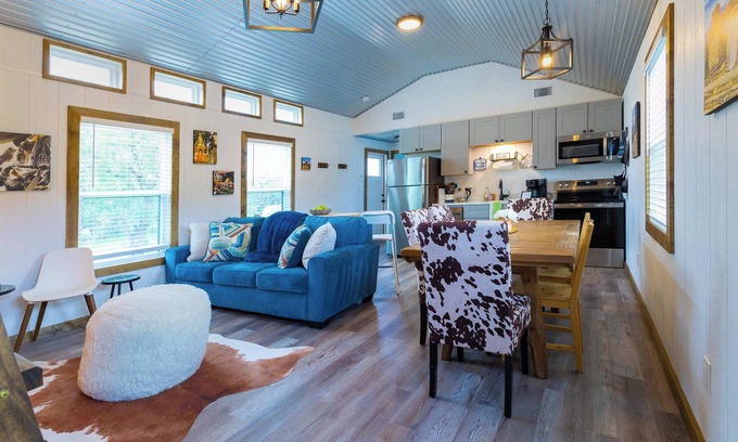 Johnson City Cabina | Shady Grove – Tranquil Hill Country Cabin for 8 Near Pedernales Falls
