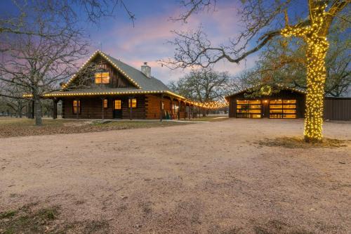 Fredericksburg Casa | Shady Lane Lodge: Hot-Tub and Game Room Wheelchair Access