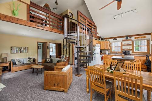 Thompsonville Casa | Shady Pines @ Crystal Mountain Resort