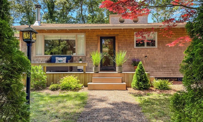 Oak Bluffs Casa | Shady Pines - Pet Friendly Rolling Ranch Near Downtown