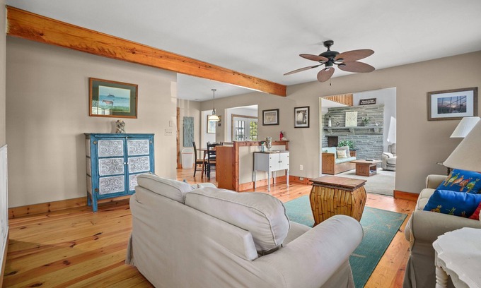Piney Island Casa | Shady Side - Water access, screened porch!