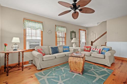 Piney Island Casa | Shady Side - Water access, screened porch!