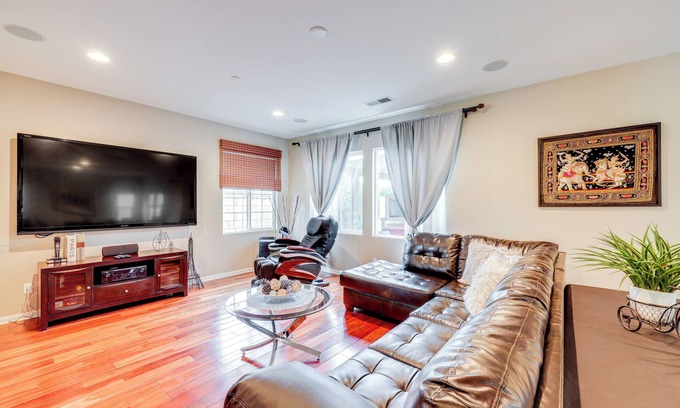 Fontana Casa | Shady Trails Fontana Home w / Loft + Patio amueblado