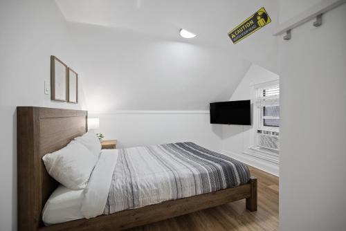 Shadyside Casa | Shadyside, Pittsburgh !H Modern and Bright Private Bedroom with Shared Bathroom