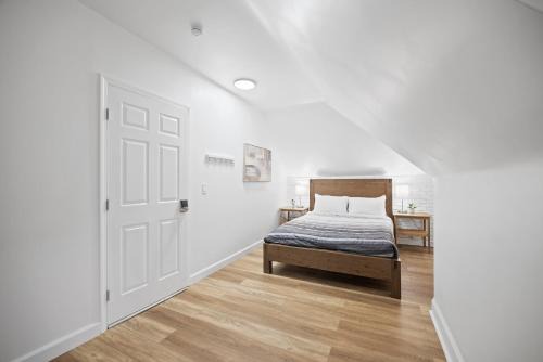 Shadyside Casa | Shadyside, Pittsburgh !I Modern and Bright Private Bedroom with Shared Bathroom