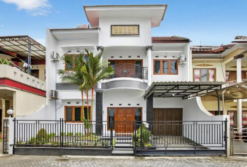 Mlati Casa | Shafira House - Modern House 3BR near Yogyakarta culinary spots